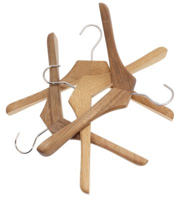 Mehrere Schönbuch Kleiderbügel aus Holz mit Metallhaken liegen übereinander, Garderobe Zubehör.